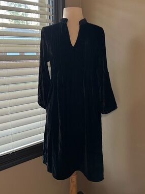 Elegant Black Velvet Long‑Sleeve V‑Neck Dress
